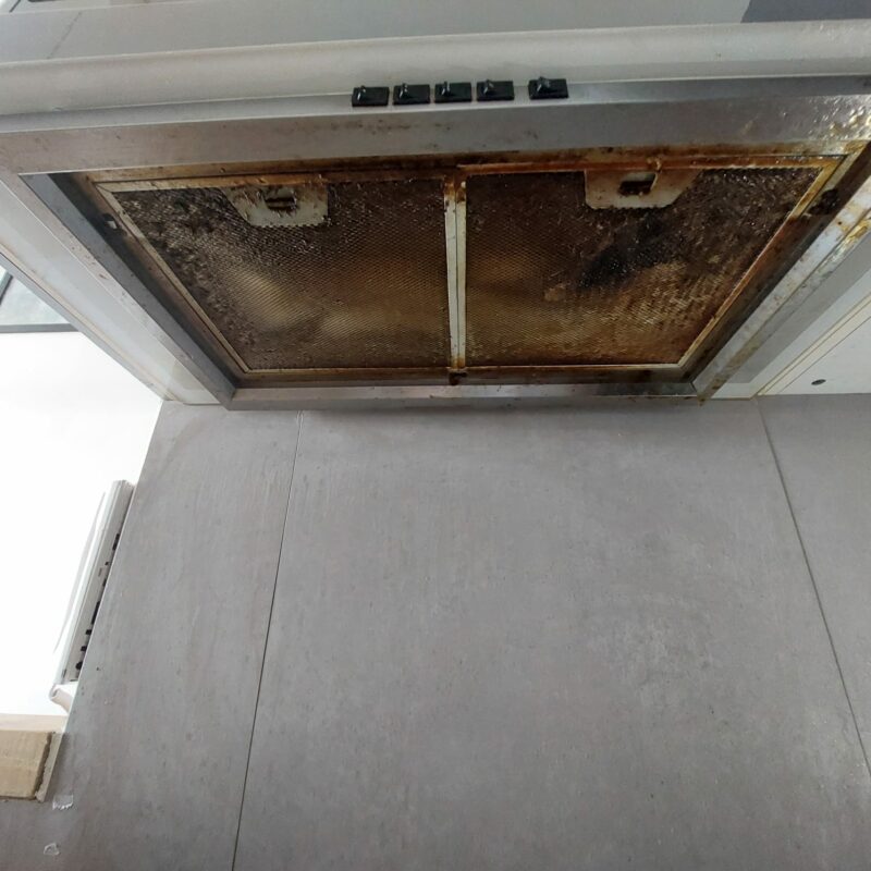 Dégraissage hotte cuisine AVANT