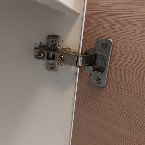 Réparation charnière de portes placard